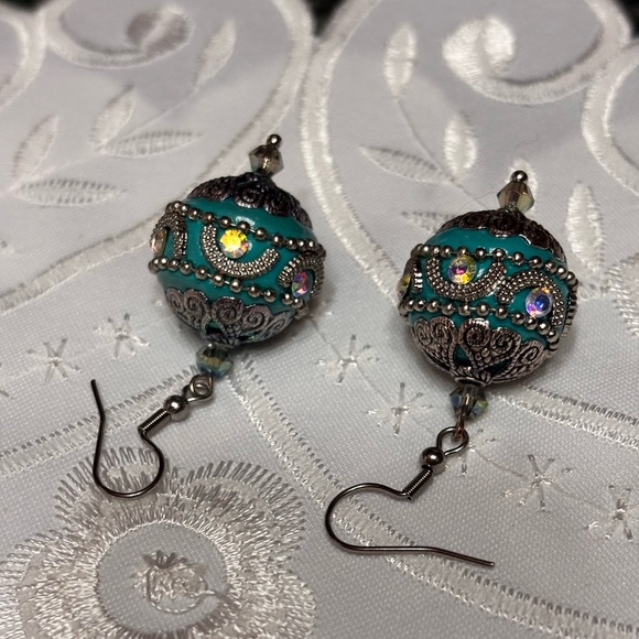 Handmade Indonesia Clay Bubblegum Beaded Earrings accented with metallic hearts - Picture 5 of 6